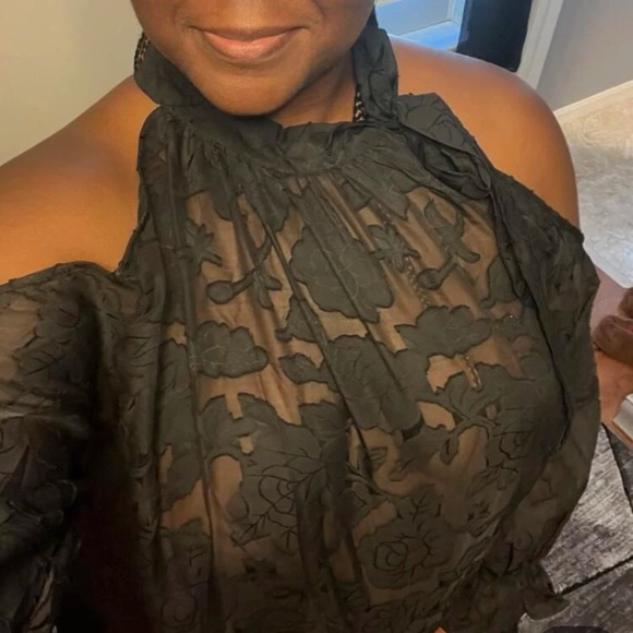 🅰️➕ Lace Cold Shoulder Top 🖤 - Picture 7 of 7